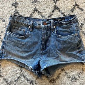 BLANK NYC THE BARROW DENIM SHORT SIZE 27